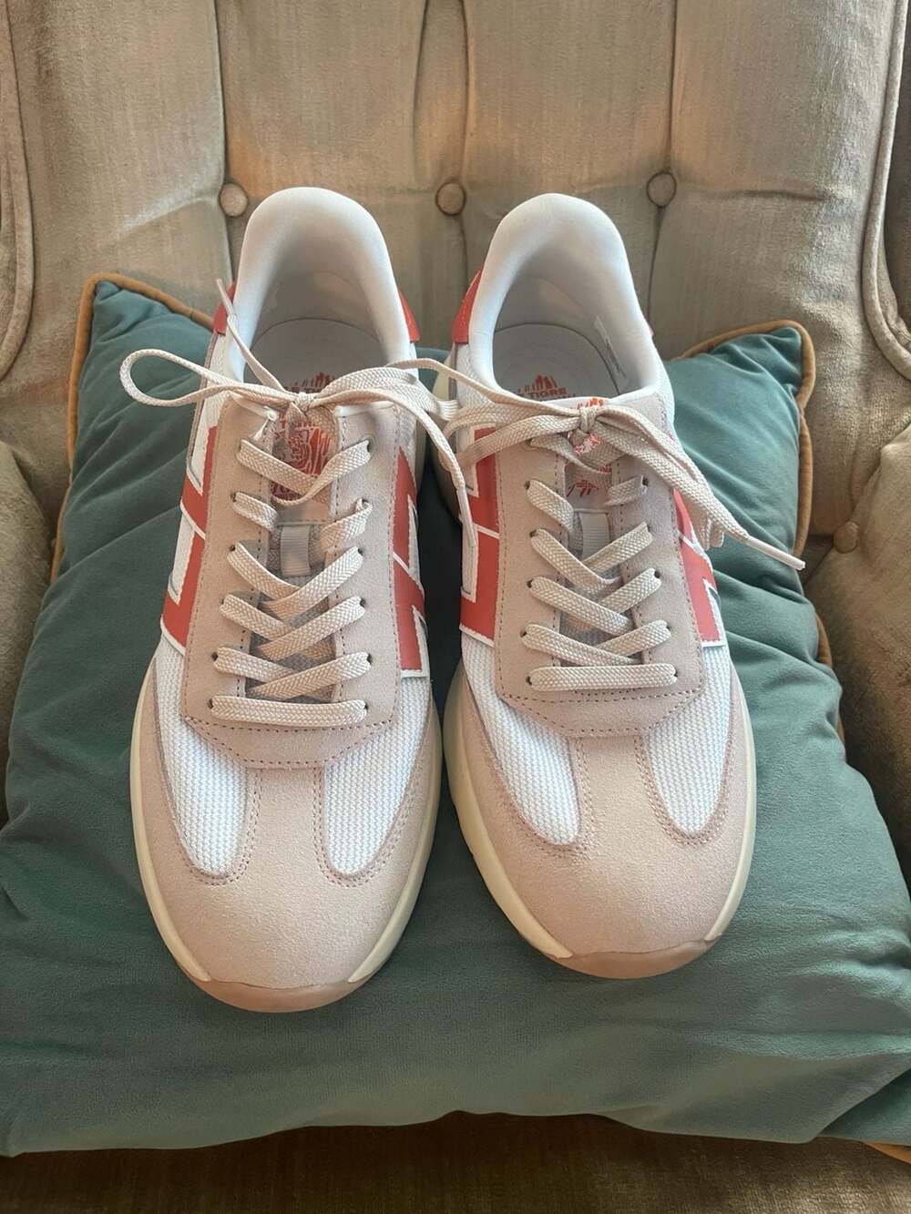 Le Tigre Racer 77 Retro Style Sneakers in Beige and Coral